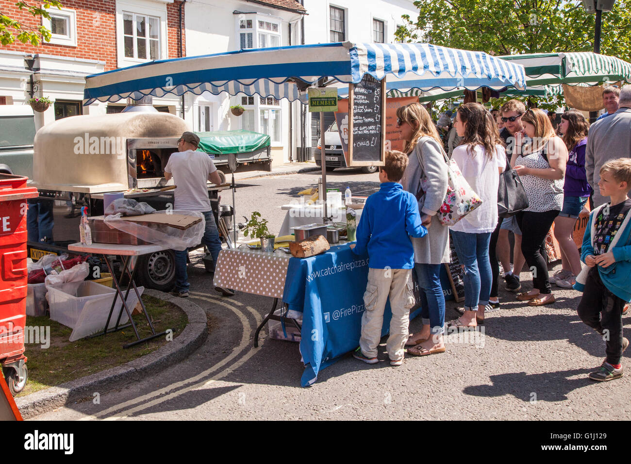 Holzofen Pizza Marktstand auf dem Alresford Brunnenkresse Festival 2016, New Alresford, Hampshire, England, Vereinigtes Königreich. Stockfoto