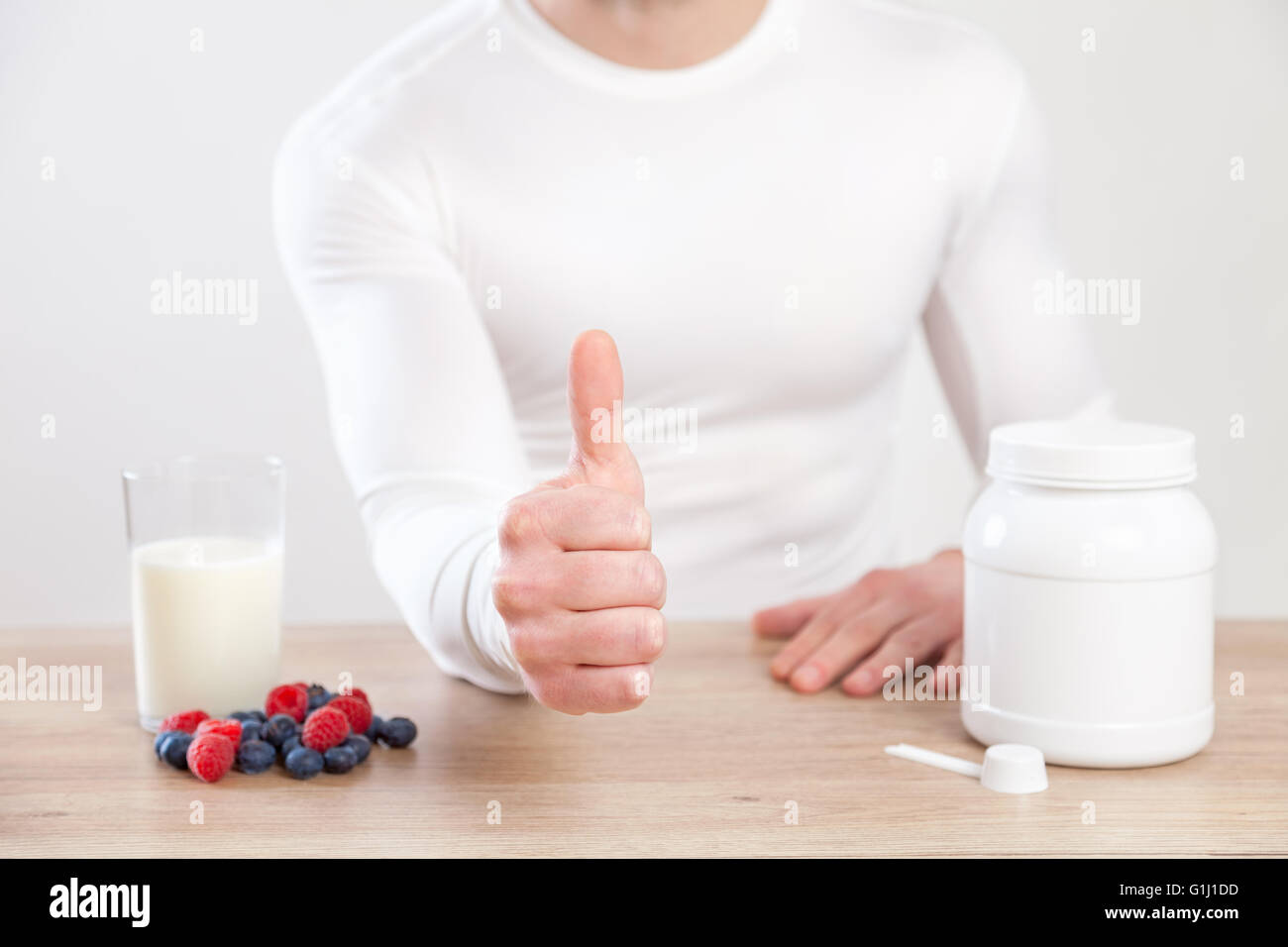Closeup auf einen Mann mit Nutiotion und Eiweiß ergänzt auf Tisch Stockfoto