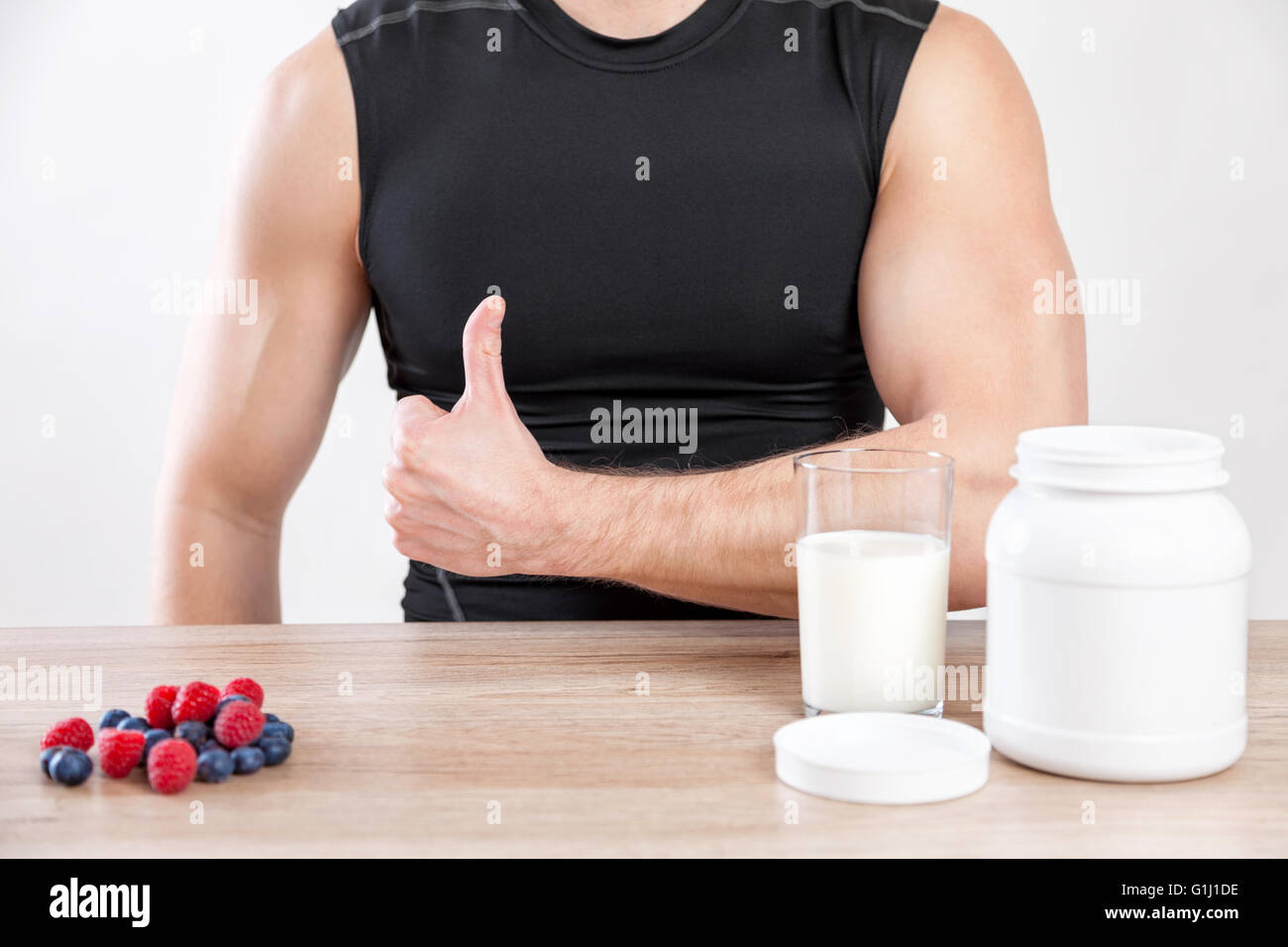 Closeup auf einen Mann mit Nutiotion und Eiweiß ergänzt auf Tisch Stockfoto