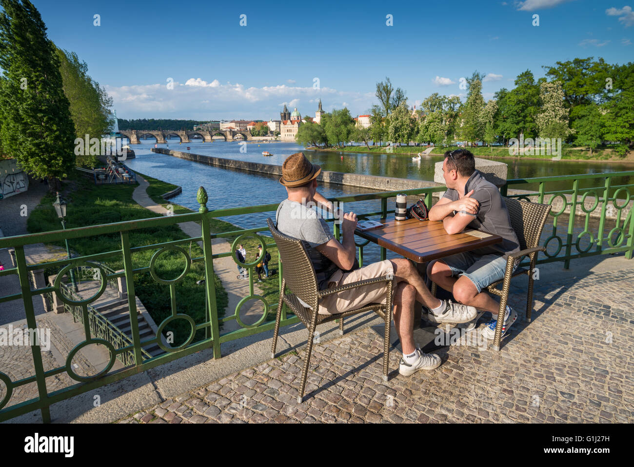 Zwei junge Männer am Restaurant, Old Town, Prag, Tschechische Republik Stockfoto