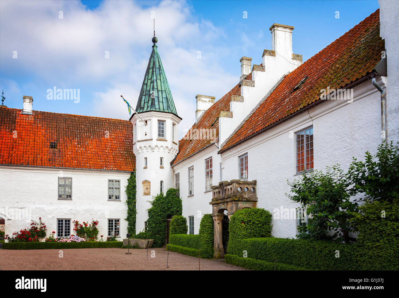 Hof-Bild des historischen Klosters Bosjokloster, Schweden. Beliebtes Touristenziel. Stockfoto