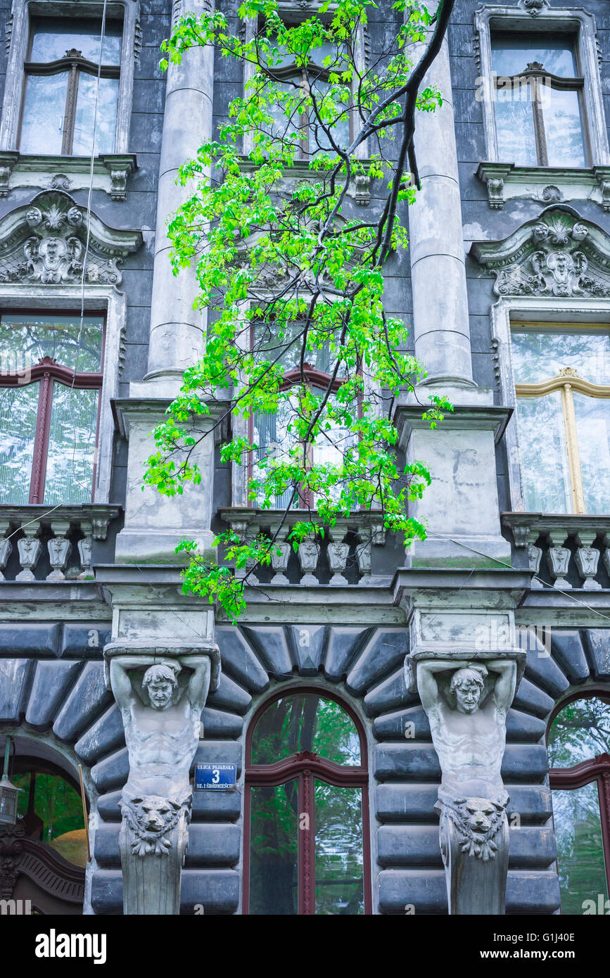 Krakauer Jugendstil, Detail eines Apartmentgebäudes mit Jugendstilfiguren am Sockel seiner Pilaster an der Westseite von Planty in Krakow. Stockfoto