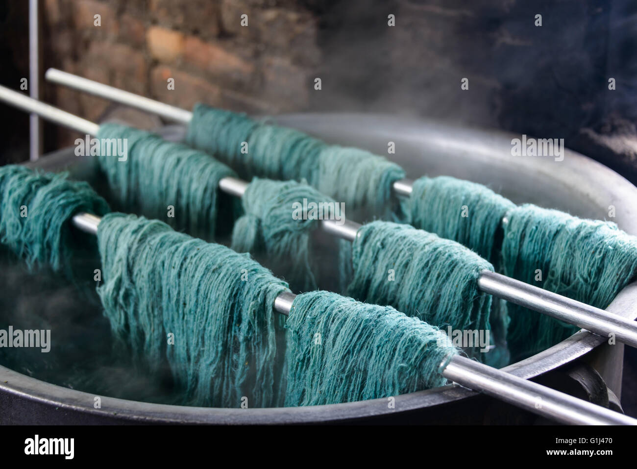 Natürliche Wolle färben in einer Teppichfabrik, Nepal Stockfoto