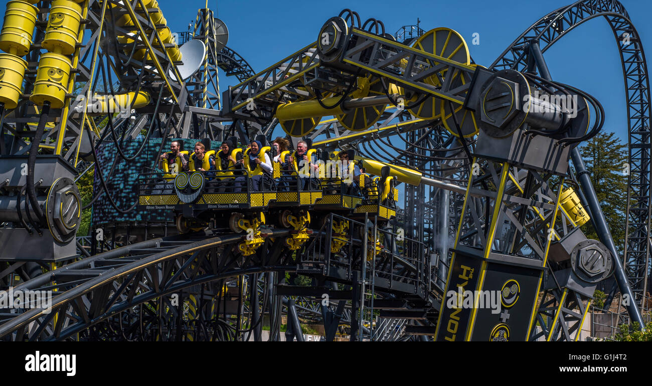 Das Smiler, Alton Towers, Staffordshire, sonnigen Tag, blauer Himmel, Airtime-Hügel. Stockfoto