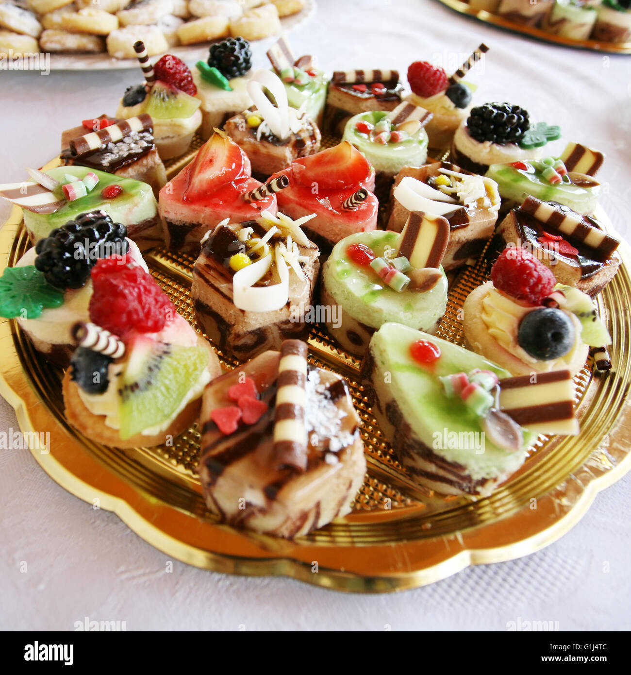 schöne Sammlung von Hochzeit Cupcakes auf dem Tisch Stockfoto