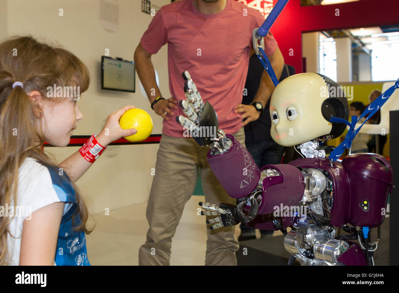 Turin, Italien. 15. Mai 2016. Ein Kind interagiert mit der android-Roboter iCub gemacht vom italienischen Institut für Technologie (Istituto Italiano di Tecnologia) Stockfoto