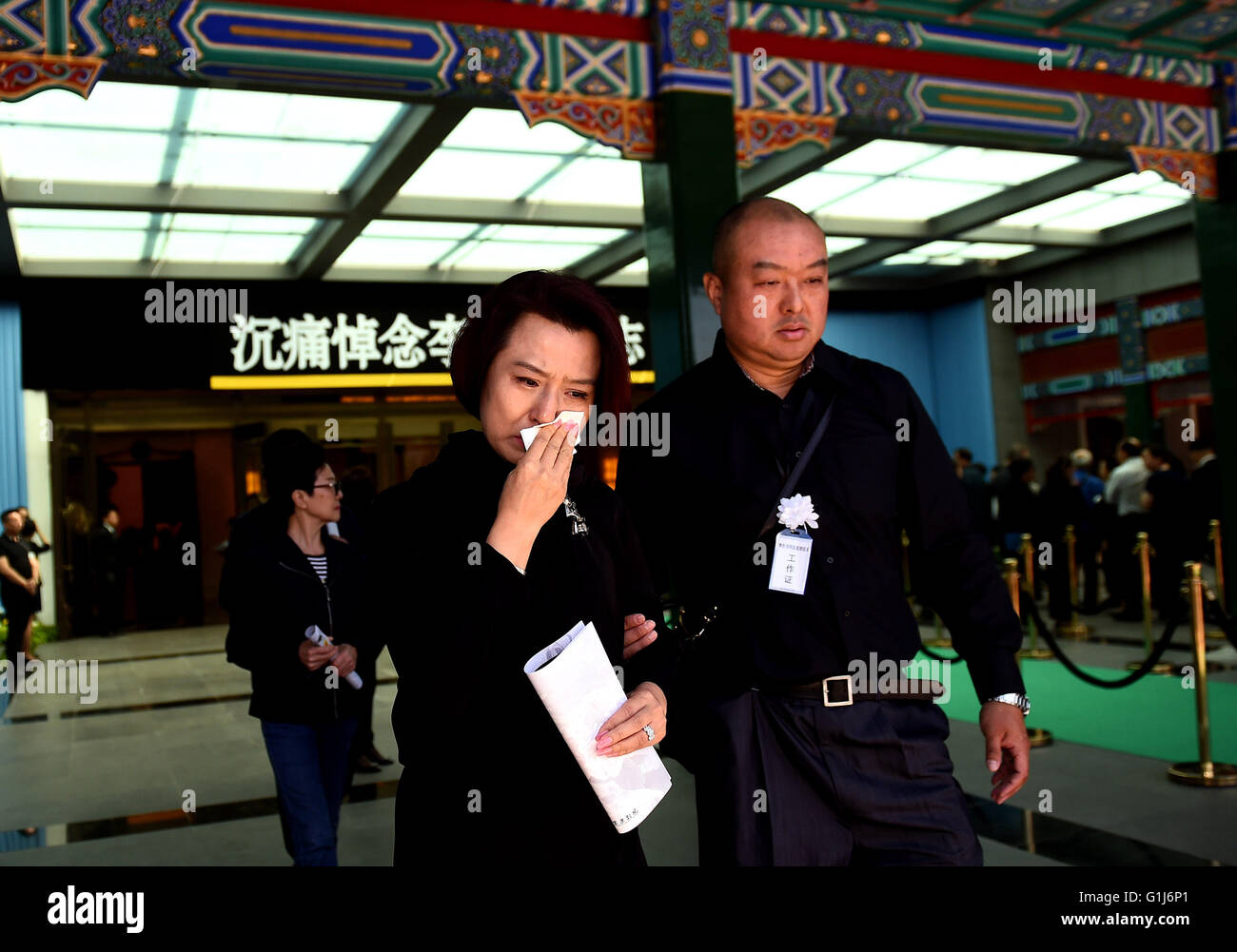 (160516)--Peking, 16. Mai 2016 (Xinhua)--Peking-Oper Sterne Chi Xiaoqiu (L, vorn) besucht die Abschiedszeremonie der berühmten Pekingoper-Darsteller Li Shiji am Heldenfriedhof Beerdigung Center in Peking, Hauptstadt von China, 16. Mai 2016. Li Shiji, eine berühmte Peking-Oper-Darsteller und eine Erbin "Cheng-Schule" Stil der Peking-Oper, starb im Alter von 83 in Peking am 8. Mai 2016.  (Xinhua/Jin-Liangkuai) (Wx) Stockfoto