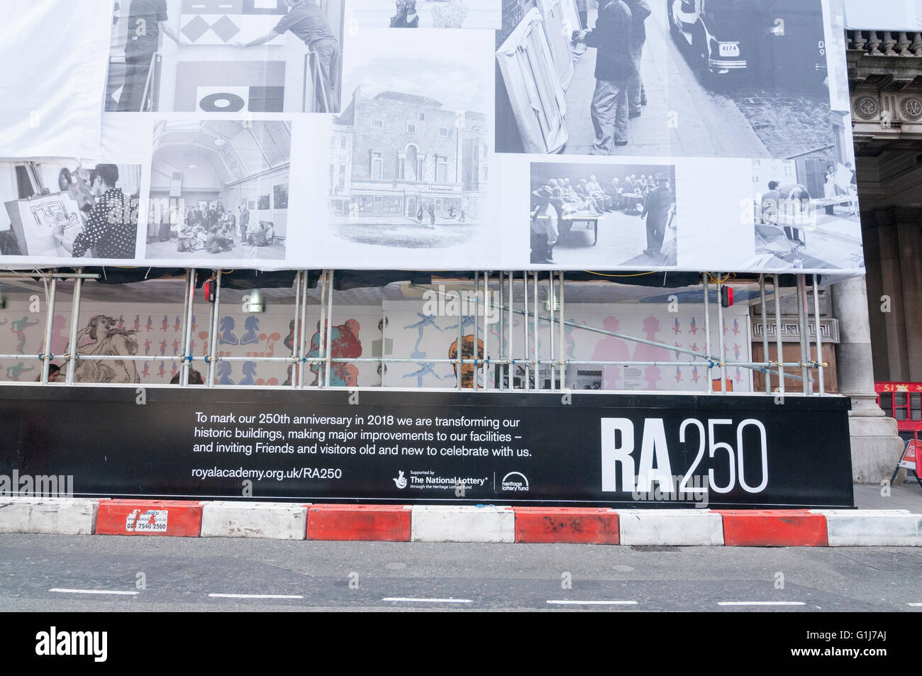 London, UK.  16. Mai 2016.  Eine monumentale öffentliche Kunstwerk namens "RA Familienalbum, 2016" des international renommierten Künstlers Yinka Shonibare RA wird vorgestellt.  Das Kunstwerk deckt das Gerüst an der Fassade als Teil der RA transformative Sanierung, die rechtzeitig zum 250. Jubiläum im Jahr 2018 abgeschlossen sein wird. Bildnachweis: Stephen Chung / Alamy Live News Stockfoto