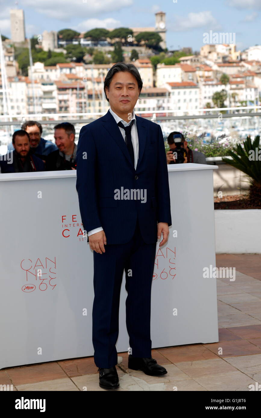 Director Park Chan-Wook besucht die Photocall "Die Magd (Mademoiselle)" während der 69. Annual Cannes Film Festival im Palais des Festivals in Cannes, Frankreich, am 14. Mai 2016. Foto: Hubert Boesl Stockfoto