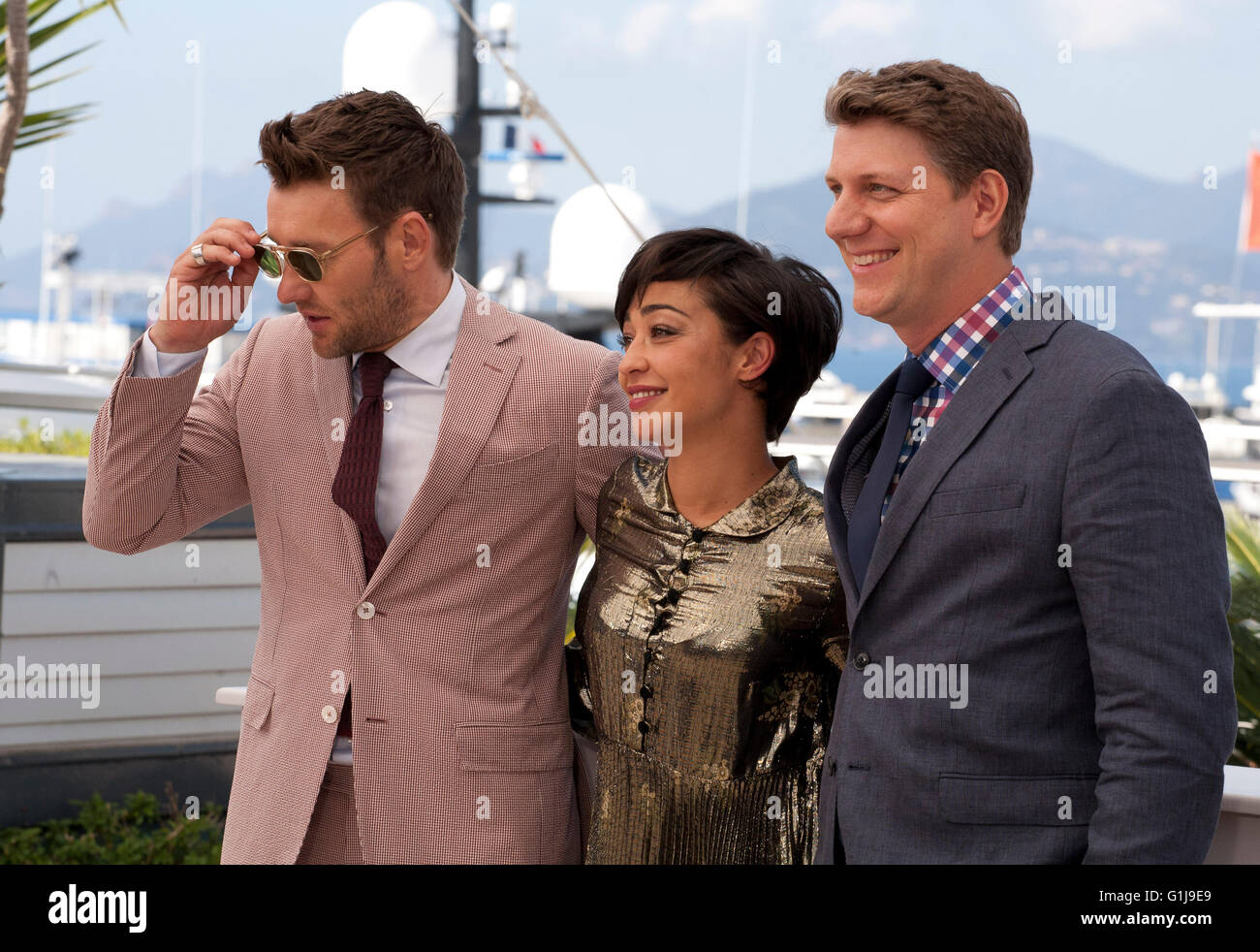 Cannes, Frankreich. 16. Mai 2016. Irisch-äthiopischen Schauspielerin Ruth Negga mit Schauspieler Joel Edgerton (links) und Regisseur Jeff Nichols (rechts) bei der liebevollen Film Foto-Shooting auf dem 69. Cannes Film Festival Montag, 16. Mai 2016, Cannes, Frankreich. Bildnachweis: Doreen Kennedy/Alamy Live-Nachrichten Stockfoto