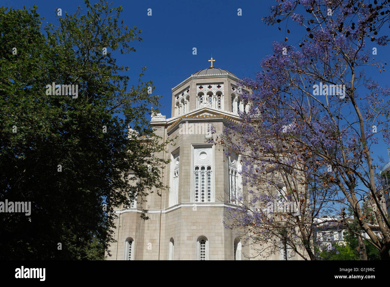 Athen, Griechenland. 16. Mai 2016. Nach mehr als 35 Jahren der Verzögerungen und Bürokratie wurde die restaurierte Athen Metropolitankathedrale der Öffentlichkeit vorgestellt. Die Gerüste und planen auf sein Äußeres, die seit Jahrzehnten fast ein bezeichnendes Merkmal der bedeutendsten Kirche der Hauptstadt geworden war, wurden schließlich entfernt. Die Kathedrale, befindet sich an der zentralen Ermou Street, erlitt sogar größere Schäden in ein großes Beben 1999 aber Reparaturen fing nicht bis mehr als ein Jahrzehnt später, im Jahr 2010. © Aristidis Vafeiadakis/ZUMA Draht/Alamy Live-Nachrichten Stockfoto