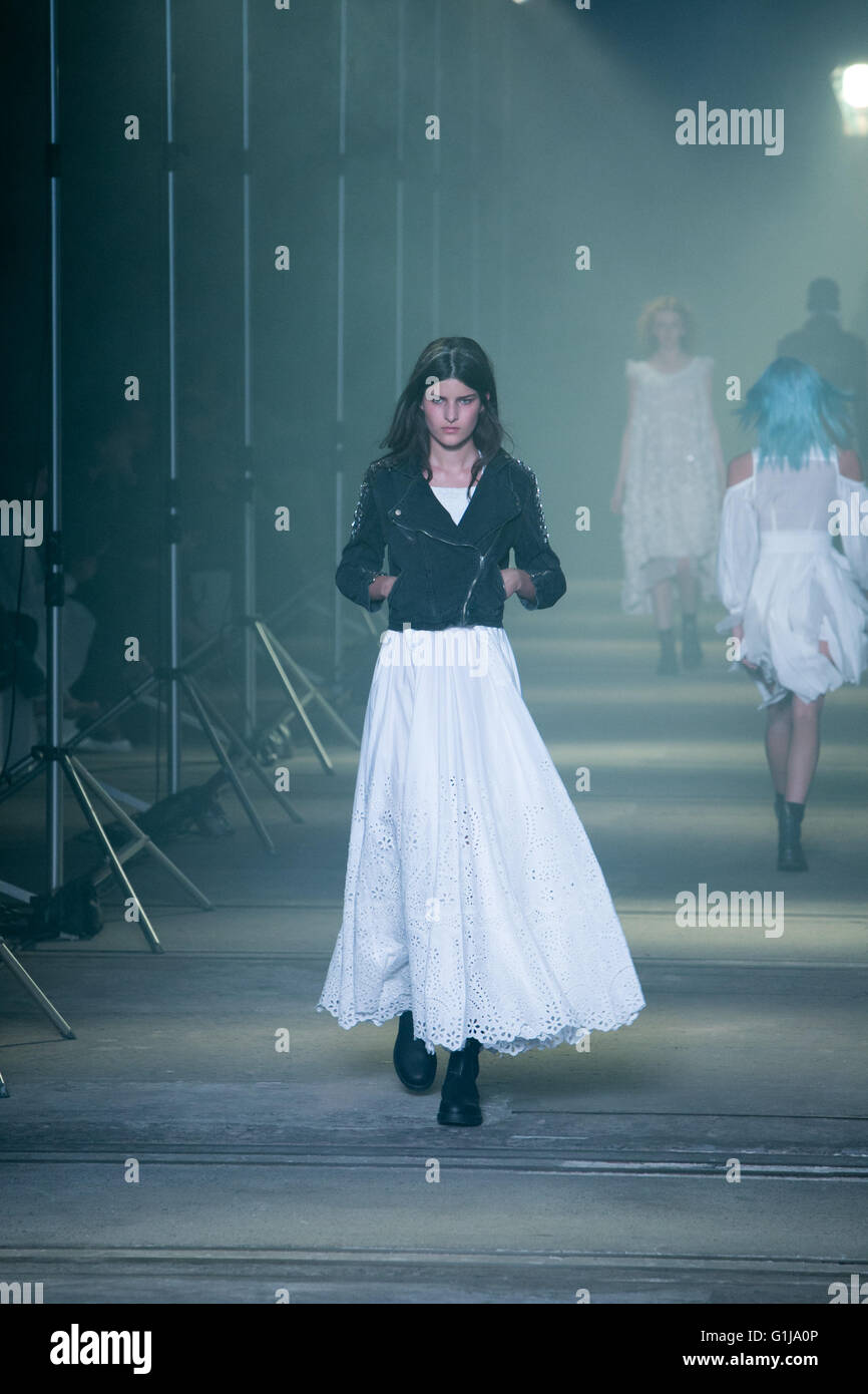 Sydney, Australien. 16. Mai 2016. Kredit-Models auf dem Laufsteg für australische Aje Resort Designerkollektionen bei Mercedes-Benz Fashion Woche Australia: model10/Alamy Live-Nachrichten Stockfoto