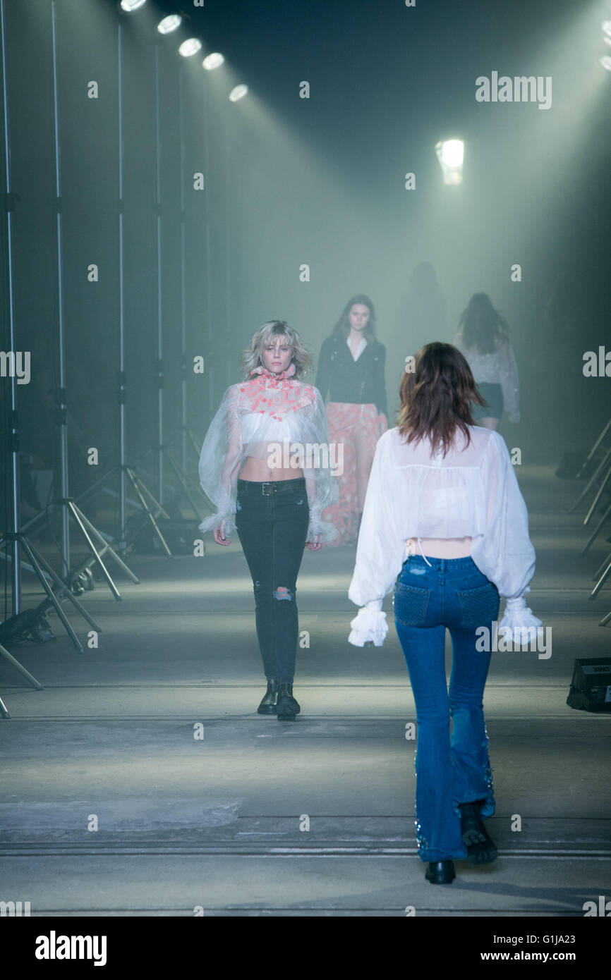 Sydney, Australien. 16. Mai 2016. Kredit-Models auf dem Laufsteg für australische Aje Resort Designerkollektionen bei Mercedes-Benz Fashion Woche Australia: model10/Alamy Live-Nachrichten Stockfoto