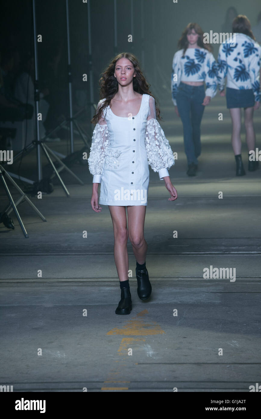 Sydney, Australien. 16. Mai 2016. Kredit-Models auf dem Laufsteg für australische Aje Resort Designerkollektionen bei Mercedes-Benz Fashion Woche Australia: model10/Alamy Live-Nachrichten Stockfoto