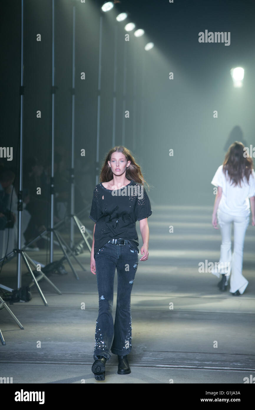 Sydney, Australien. 16. Mai 2016. Kredit-Models auf dem Laufsteg für australische Aje Resort Designerkollektionen bei Mercedes-Benz Fashion Woche Australia: model10/Alamy Live-Nachrichten Stockfoto