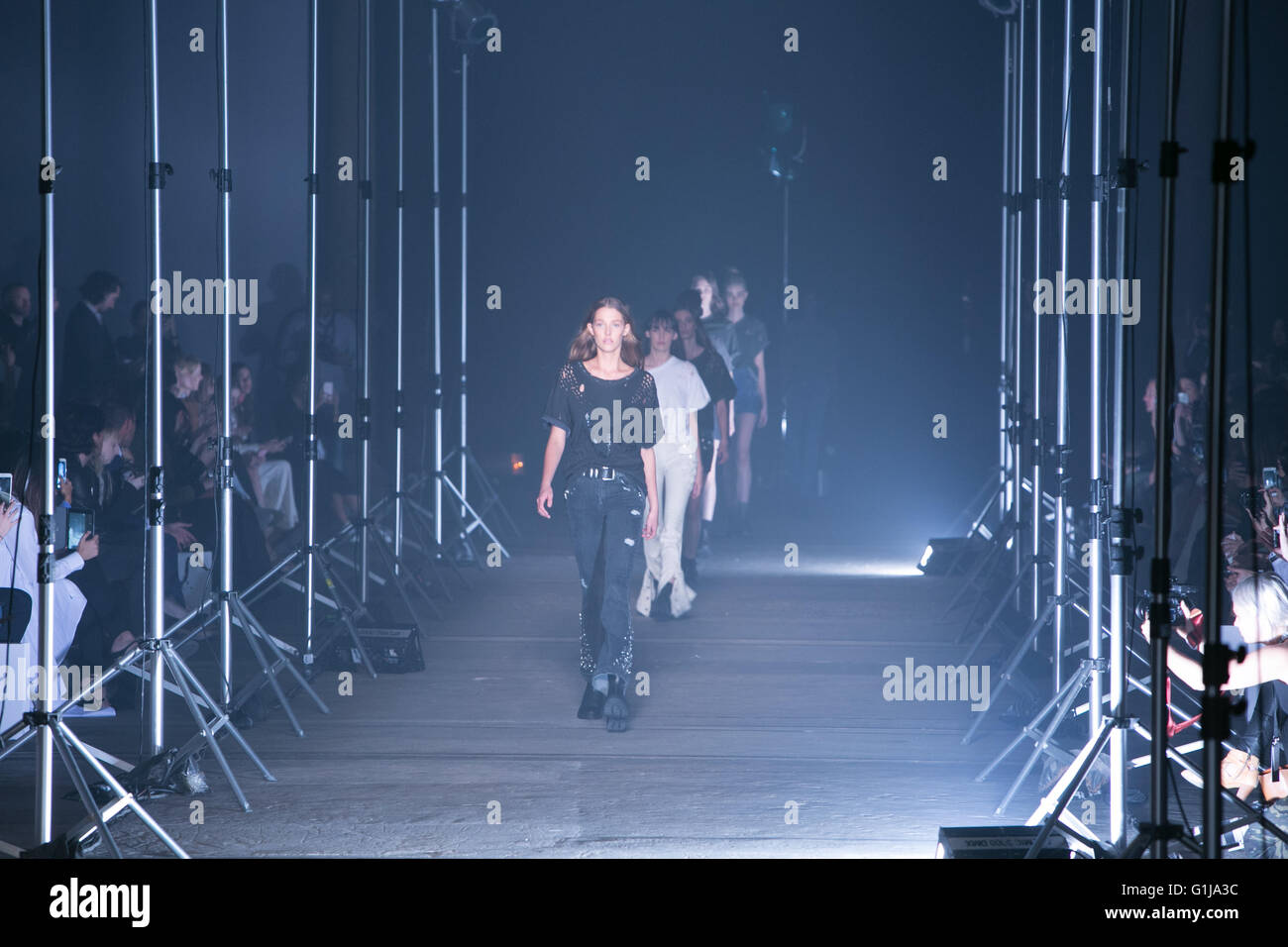 Sydney, Australien. 16. Mai 2016. Kredit-Models auf dem Laufsteg für australische Aje Resort Designerkollektionen bei Mercedes-Benz Fashion Woche Australia: model10/Alamy Live-Nachrichten Stockfoto