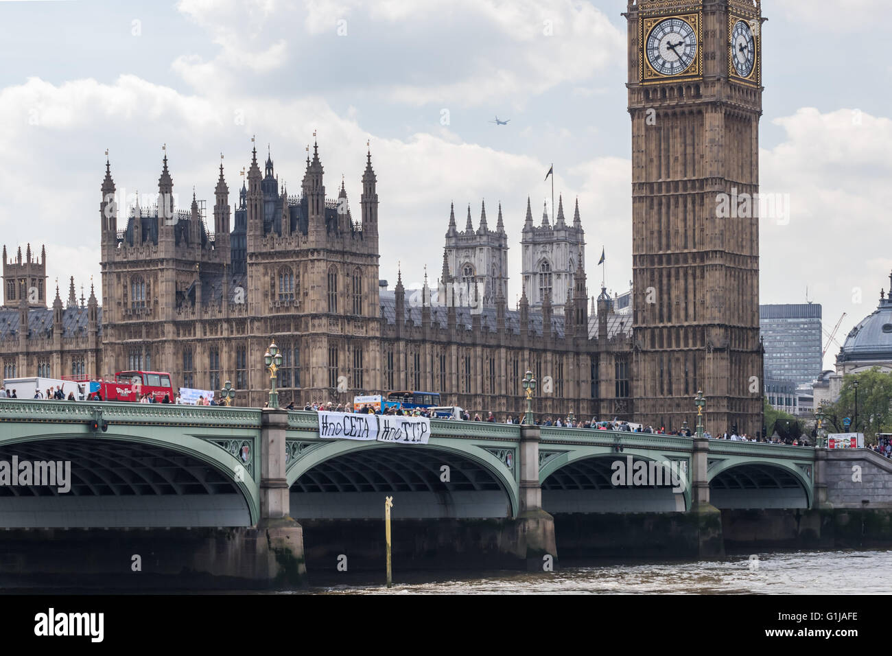London, UK. 16. Mai 2016. Wie ein Tag des Protestes gegen den Handel mit Kanada/EU und FH/befasst sich im geheimen verhandelt, senkte Aktivisten Banner über Westminster Bridge mit den Nachrichten "#noCETA #noTTIP" und "#noCETA HANDS-OFF Demokratie". Auch m/s sind über die Details dieser Angebote im Dunkeln gehalten, und Parlament des Vereinigten Königreichs wird fast sicher nicht erlaubt, darüber abstimmen; Es ist das einzige EU-Parlament, die CETA oder TTIP veto kann nicht. Peter Marshall/Alamy Live-Nachrichten Stockfoto