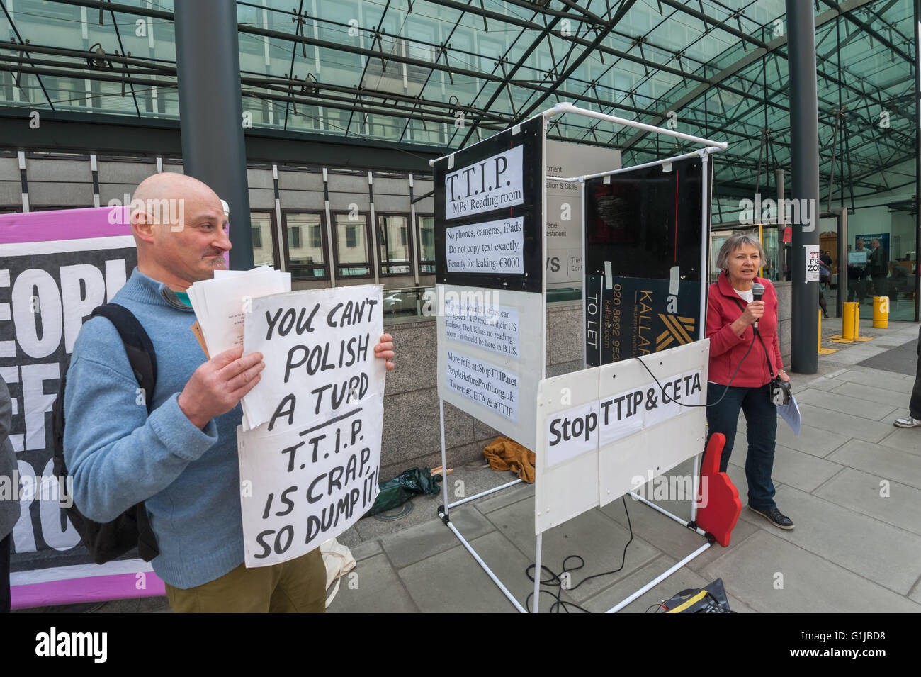 London, UK. 16. Mai 2016. Linda Kaucher von StopTTIP spricht am Tag des Protests gegen die diskreditierte uns / EU TTIP und CETA-Canada-EU geheimer Handelsvereinbarungen beginnt am Dept für Business (BIZ) wo eine kleine Zelle errichtet wurde, um die Tatsache zu dramatisieren, die der Zugang für UK MPs nie erbracht wurden. UK-MPs sind die einzige EU-Abgeordneten die Zugriff verweigert wurde und das britische Parlament ist das einzige EU-Parlament, das CETA oder TTIP veto kann nicht. Peter Marshall/Alamy Live-Nachrichten Stockfoto