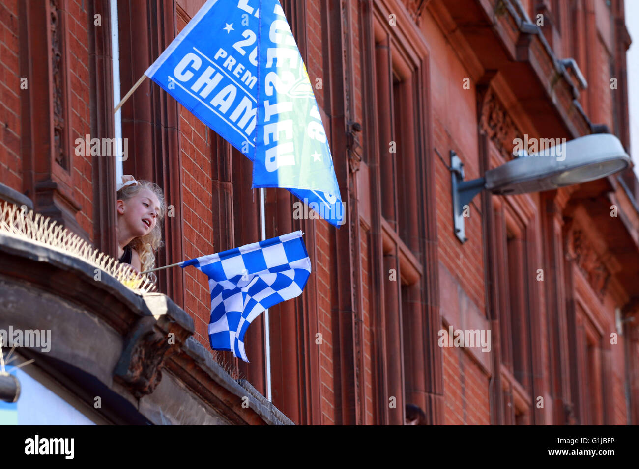 Leicester, UK. 16. Mai 2016.  Leicester-Fans warten, für ihr Team zu kommen. Leicester City feiern Gewinn der Premier League mit einem offenen Bus-Tour durch die Stadt war ein Meer von blau und weiß. Bildnachweis: Paul Marriott/Alamy Live-Nachrichten Stockfoto