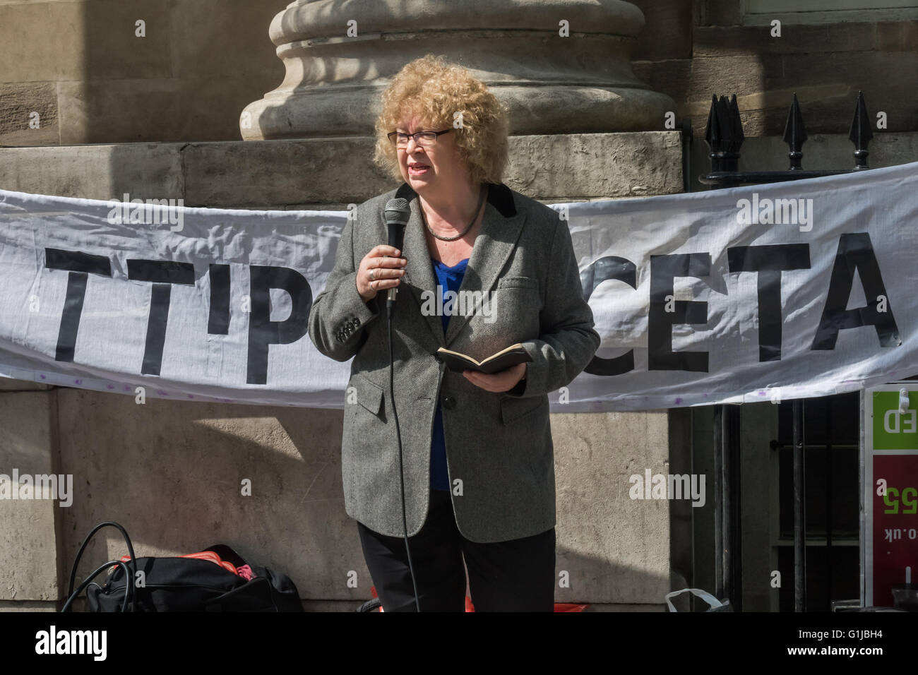 London, UK. 16. Mai 2016. Jean Lambert, London GreenParty MEP, anlässlich der Protest und die Vigil außerhalb verurteilen das geheime CETA Handelsabkommen derzeit kurz vor der Fertigstellung zwischen Kanada und der EU-Kanada-Haus. Verhandlungen wurden im geheimen und der Deal würde erlauben die großen Konzerne zu zwingen, Privatisierung öffentlicher Dienstleistungen wie die NHS und verhindern, dass Regierungen verabschieden Umweltgesetze, die Gewinne der Unternehmen Schaden zufügen könnte. Die Deal Wil nicht abstimmen im britischen Parlament und unsere ist das einzige EU-Parlament, die CETA oder TTIP veto kann nicht. Peter Marshall/Alamy Live-Nachrichten Stockfoto