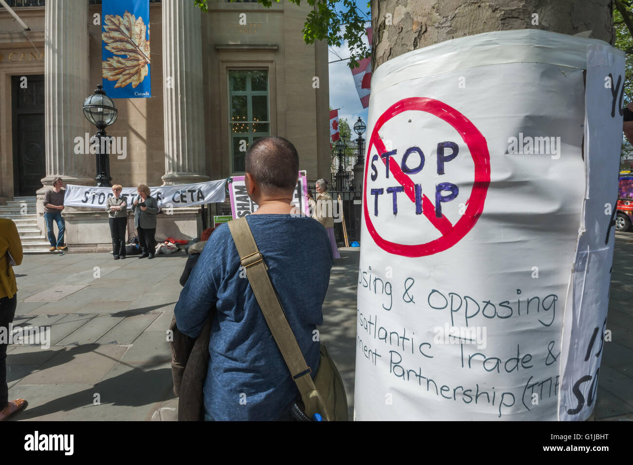 London, UK. 16. Mai 2016. Ein Protest und Vigil außerhalb Kanada-Haus verurteilt das geheime CETA Handelsabkommen derzeit kurz vor der Fertigstellung zwischen Kanada und der EU. Verhandlungen wurden im geheimen und der Deal würde erlauben die großen Konzerne zu zwingen, Privatisierung öffentlicher Dienstleistungen wie die NHS und verhindern, dass Regierungen verabschieden Umweltgesetze, die Gewinne der Unternehmen Schaden zufügen könnte. Die Deal Wil nicht abstimmen im britischen Parlament und unsere ist das einzige EU-Parlament, die CETA oder TTIP veto kann nicht. Peter Marshall/Alamy Live-Nachrichten Stockfoto