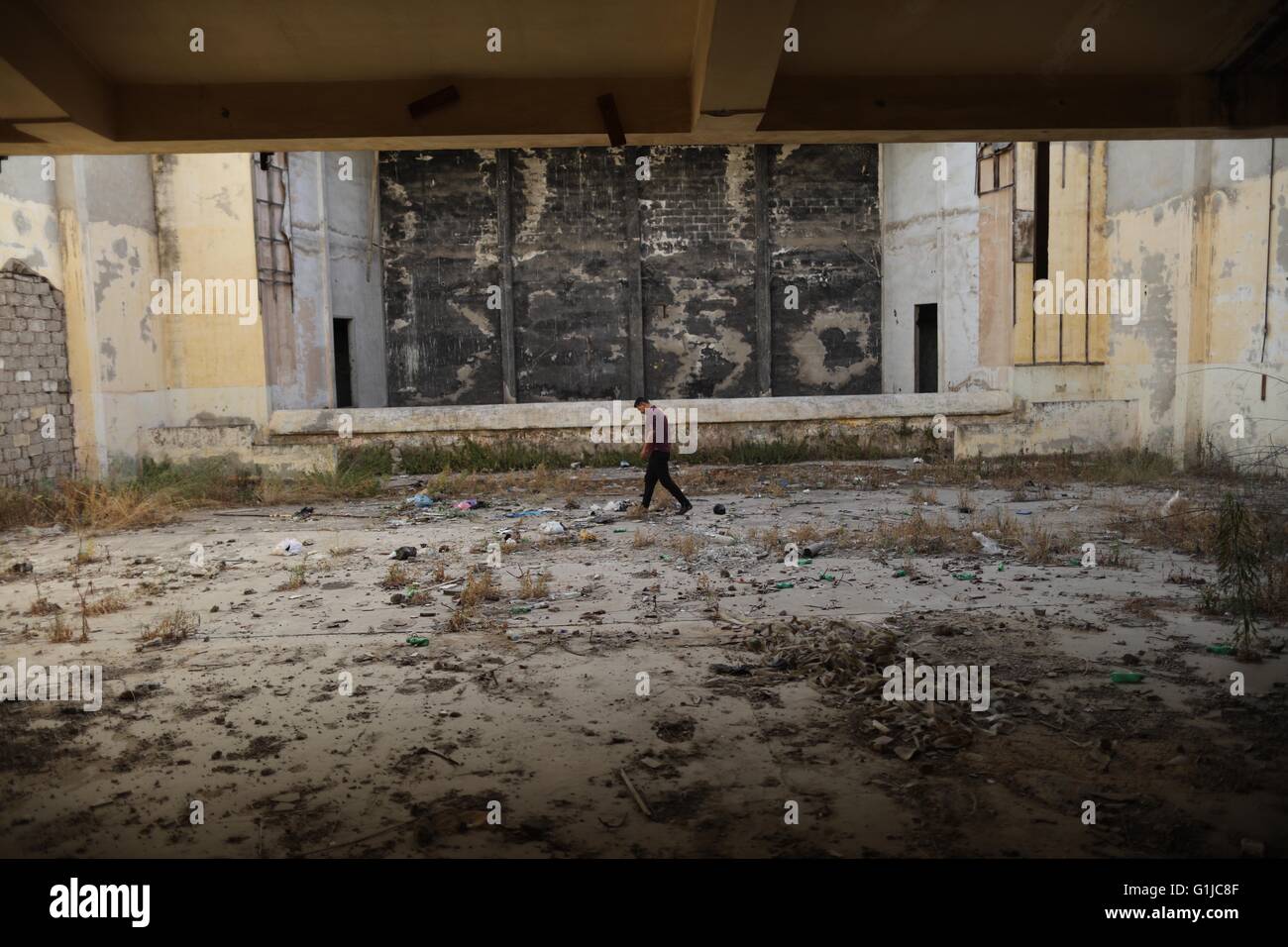 Gaza, Gaza-Stadt. 16. Mai 2016. Ein palästinensischer Mann betritt das verlassene Amer-Kino-Haus, das war niedergebrannt und zwei Mal im Jahr 1987 und im Jahr 2000 in Gaza-Stadt, 16. Mai 2016 geschlossen. Die zehn Kinos in Betrieb im Gaza-Streifen wurden im Jahr 1987 geschlossen als die erste palästinensische Intifada ausbrach. Fünf Kinos wurden wieder geöffnet, wenn der palästinensischen Behörde ihren Sitz im Gaza-Streifen im Jahr 1995 gemacht bevor wieder nach Granate Angriffe durch radikale Islamisten geschlossen. © Wissam Nassar/Xinhua/Alamy Live-Nachrichten Stockfoto