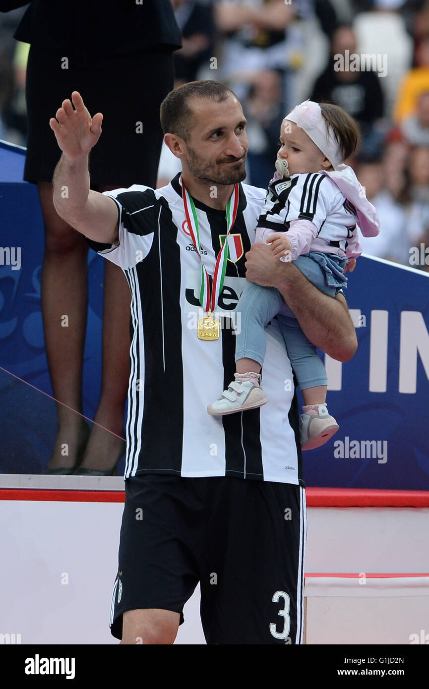 Turin Italien 14 Mai 2016 Giorgio Chiellini Juventus Fussball Giorgio Chiellini Von Juventus Turin Begrusst Die Fans Mit Seiner Tochter Nach Der Italienischen Serie A Zwischen Juventus Turin 5 0 Uc Sampdoria Juventus Stadium In