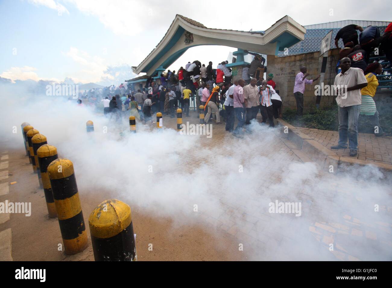 Nairobi, Kenia. 16. Mai 2016. Anhänger der Opposition flüchten vor Tränengas abgefeuert von Polizisten während einer Protestaktion in Nairobi, Kenia, am 16. Mai 2016. Oppositionsführer und ihre Unterstützer protestierten gegen das Land Wahlgremium am Montag. Bildnachweis: Xinhua/Alamy Live-Nachrichten Stockfoto