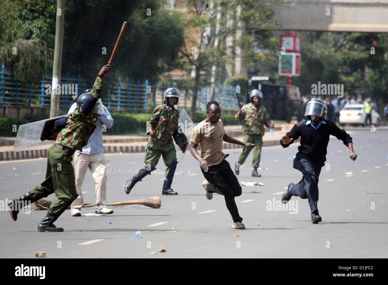 Nairobi, Kenia. 16. Mai 2016. Polizisten kollidieren mit Anhänger der Opposition während einer Protestaktion in Nairobi, Kenia, am 16. Mai 2016. Oppositionsführer und ihre Unterstützer protestierten gegen das Land Wahlgremium am Montag. Bildnachweis: Xinhua/Alamy Live-Nachrichten Stockfoto