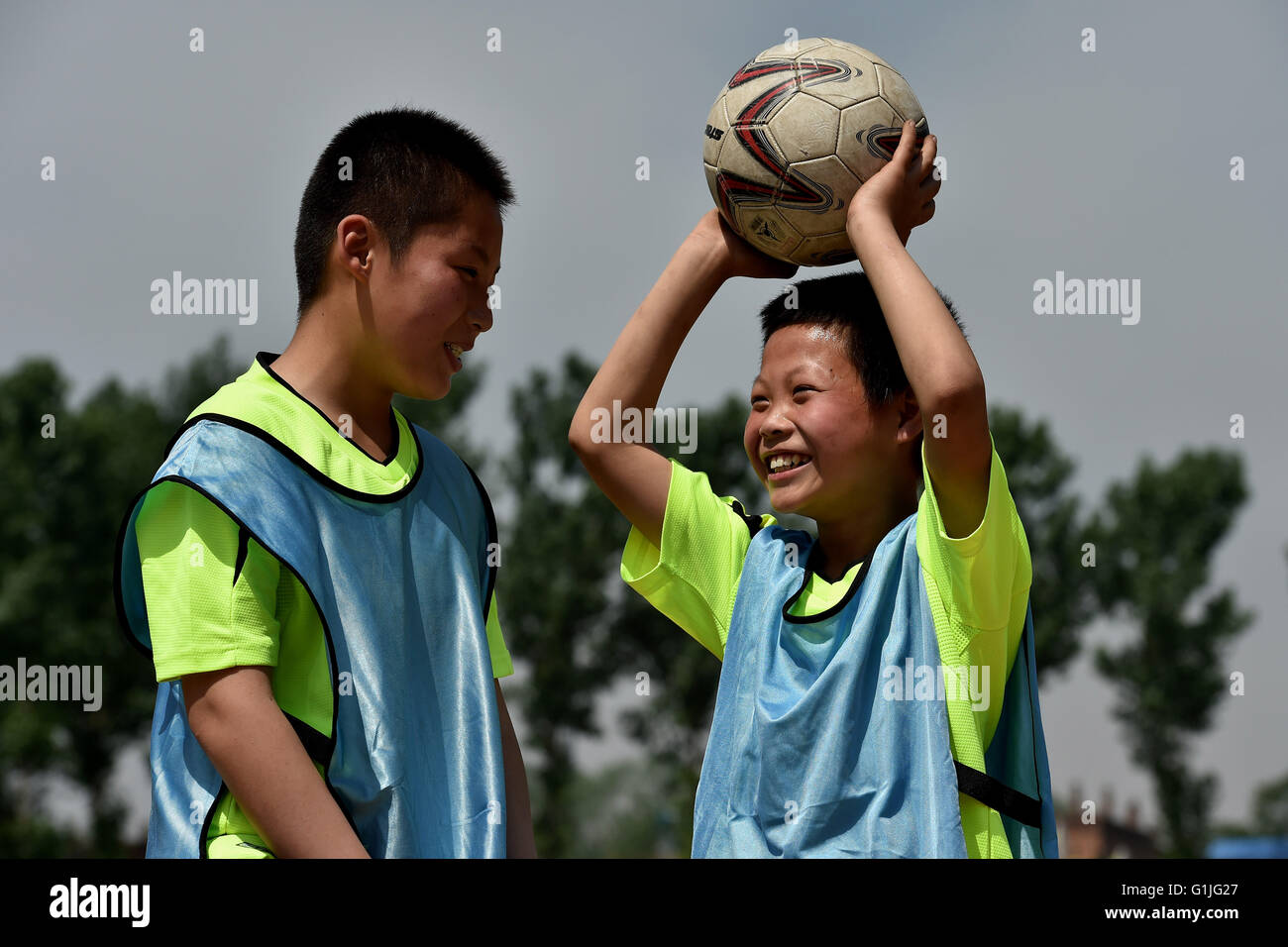 (160517)--SHANXI, 17. Mai 2016 (Xinhua)--Studenten der Sima-Grundschule üben Fußball in Xiaoyi Stadt, Nord-China Shanxi Provinz, 17. Mai 2016. Viele Dorfschulen haben weitere Sportkurse während dieser Jahre einrichten wie sie ermutigt werden, mehr Sportunterricht hinzufügen, wenn die Bedingungen dies zulassen. Eine 2014-Studie ergab, dass 23 Prozent der chinesischen Jungen unter 20 Jahren übergewichtig waren oder fettleibig, während die Zahl lag bei 14 Prozent für Mädchen.  (Xinhua/Zhan Yan) (Wyl) Stockfoto