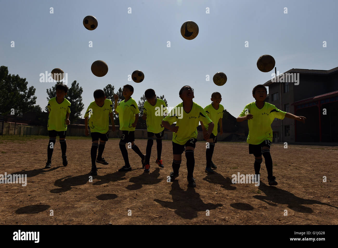 (160517)--SHANXI, 17. Mai 2016 (Xinhua)--Studenten der Sima-Grundschule üben Fußball in Xiaoyi Stadt, Nord-China Shanxi Provinz, 17. Mai 2016. Viele Dorfschulen haben weitere Sportkurse während dieser Jahre einrichten wie sie ermutigt werden, mehr Sportunterricht hinzufügen, wenn die Bedingungen dies zulassen. Eine 2014-Studie ergab, dass 23 Prozent der chinesischen Jungen unter 20 Jahren übergewichtig waren oder fettleibig, während die Zahl lag bei 14 Prozent für Mädchen.  (Xinhua/Zhan Yan) (Wyl) Stockfoto