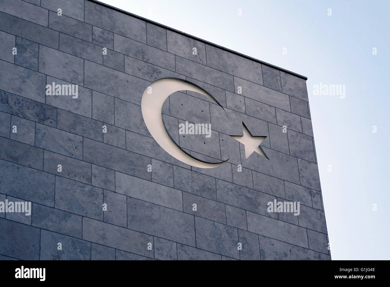 Berlin Tiergarten, Deutschland. 13. Februar 2016. Die türkischen Wappen mit Halbmond und Stern an der Fassade der türkischen Botschaft in der Tiergartenstraße in Berlin Tiergarten, Deutschland, 13. Februar 2016. Foto: S. Steinach - NO-Draht-SERVICE-/ Dpa/Alamy Live News Stockfoto