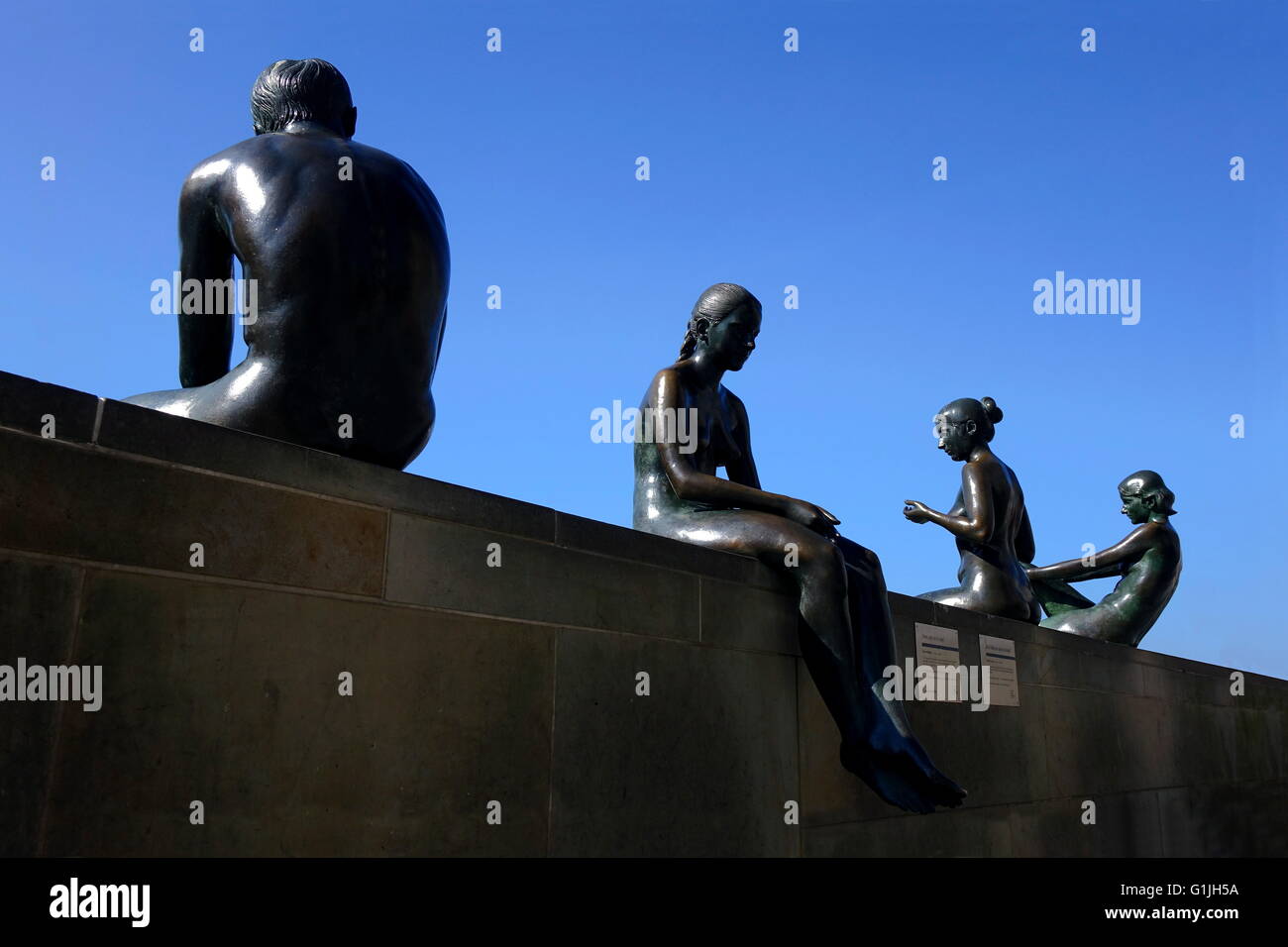 Berlin Mitte, Deutschland. 16. März 2016. Freistehende Skulpturen mit dem Titel "Drei Mädchen und ein Junge" in der Nähe von der Burgstraße in Berlin-Mitte, Deutschland, 16. März 2016. Die Skulpturen des Bildhauers Wilfried Fitzenreiter wurden im Jahr 1988 am Ufer der Spree in der vorliegenden CityQuartier DomAquarée ausgestellt. Foto: S. Steinach - NO-Draht-SERVICE-/ Dpa/Alamy Live News Stockfoto