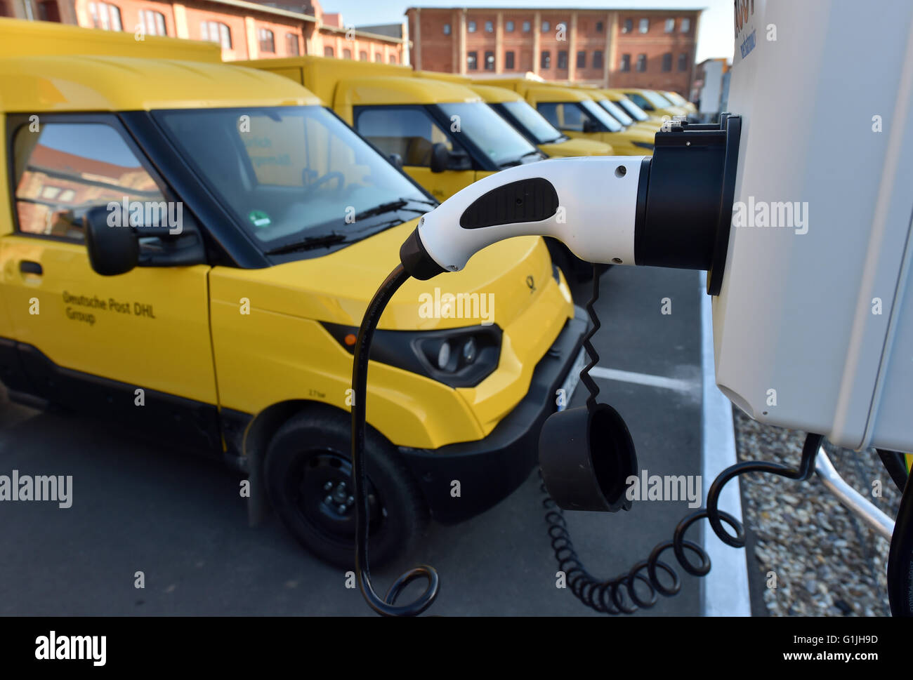 Der neue Elektro-Lieferwagen der Deutschen Post bei der Anlieferung in Halle/Saale (Sachsen-Anhalt), Deutschland, 21. April 2016 Basis. Seit der Mitte des Monats wurden die StreetScooters für die Brief- und Paketzustellung Lieferung in der Region Halle verwendet. Der Konzern Deutsche Post DHL hat dieser Fahrzeugtyp mit der StreetScooter GmbH und der RWTH Aachen entwickelt. Foto: Hendrik Schmidt/dpa Stockfoto