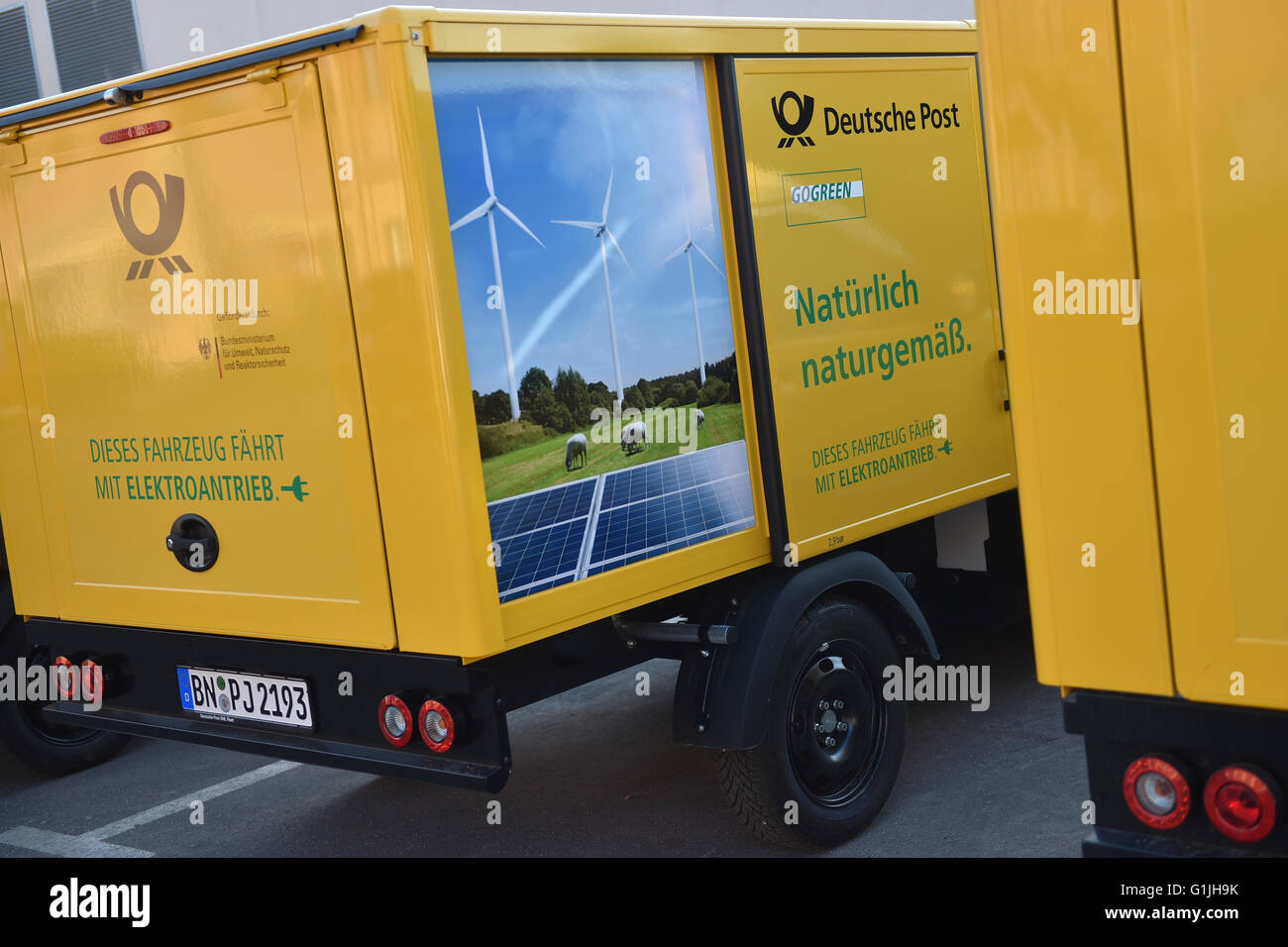 Neue Elektro-Lieferwagen der Deutschen Post im Innenhof der Basis in Halle/Saale (Sachsen-Anhalt), Deutschland, 21. April 2016 Lieferung. Seit der Mitte des Monats wurden die StreetScooters für die Brief- und Paketzustellung Lieferung in der Region Halle verwendet. Der Konzern Deutsche Post DHL hat dieser Fahrzeugtyp mit der StreetScooter GmbH und der RWTH Aachen entwickelt. Foto: Hendrik Schmidt/dpa Stockfoto