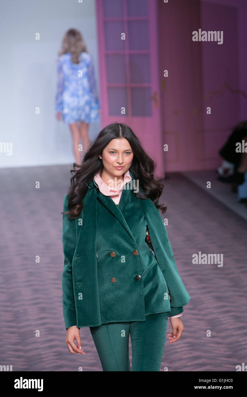 Modell auf dem Laufsteg für Macgraw Designer bei Mercedes-Benz Fashion Woche Deutschland abgehaltenen Carriageworks in Sydney, am 17. Mai 20 Stockfoto