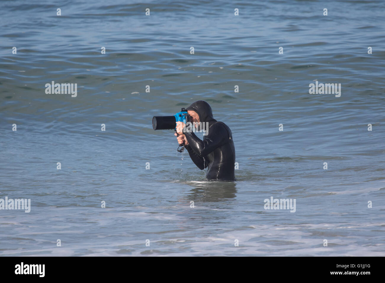 Wasser-Sport-Fotograf mit einer Kamera in einem wasserdichten Gehäuse Stockfoto