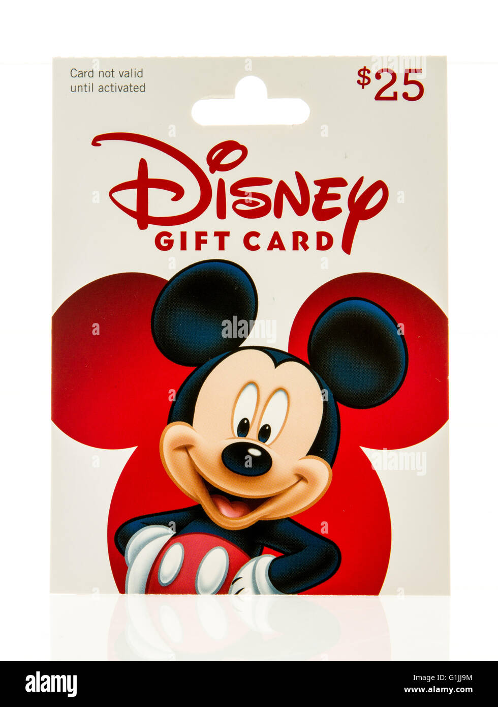 Winneconne, Wisconsin - 15. Mai 2016: Paket von einer Disney-Geschenk-Karte auf einem isolierten Hintergrund Stockfoto