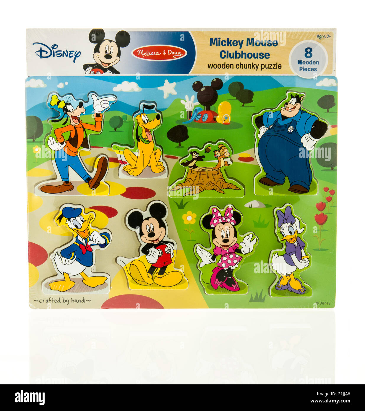 Winneconne, Wisconsin - 15. Mai 2016: Paket eines Disney Mickey Mouse Clubhaus Puzzles auf einem isolierten Hintergrund Stockfoto