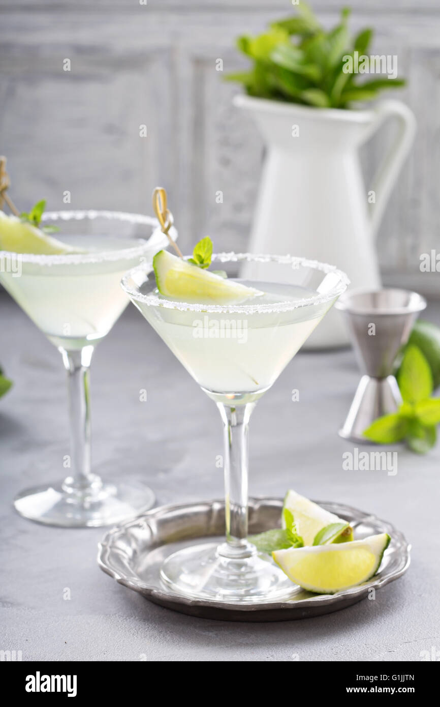 Limonade Martini cocktail garniert mit Kalk Stockfoto