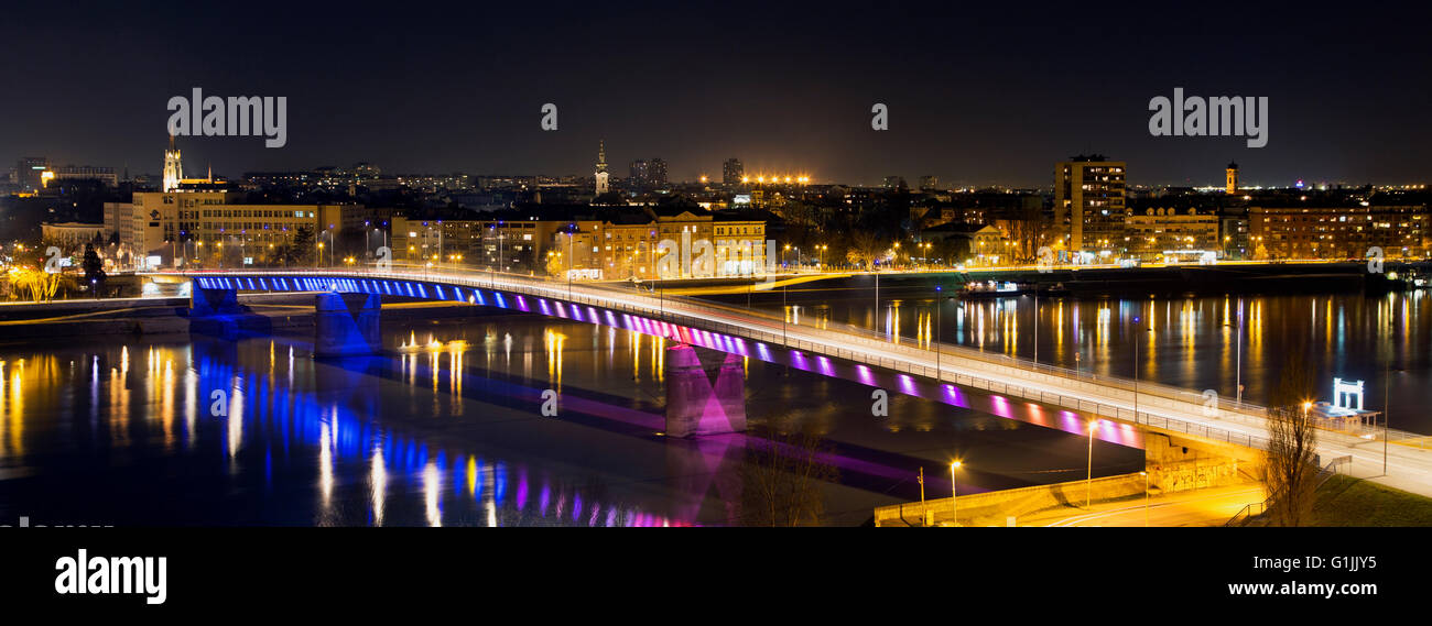 Regenbogenbrücke in Novi Sad, Serbien in der Nacht. Stockfoto