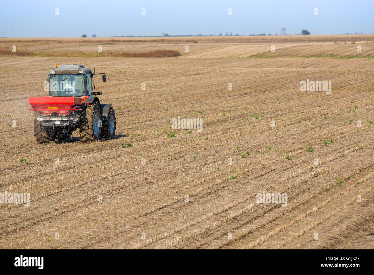 Landwirt Soja Rckstnde Feld mit Stickstoff, Phosphor, Kalium-Dnger  dngen Stockfotografie - Alamy