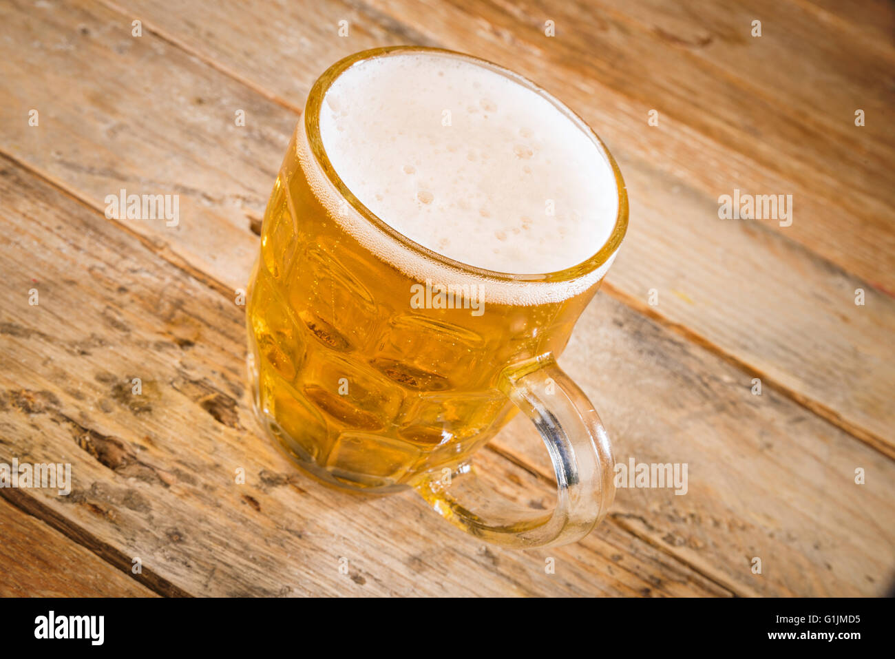 Traditionelle Stein mit Lager auf einem rustikalen Holztisch Stockfoto