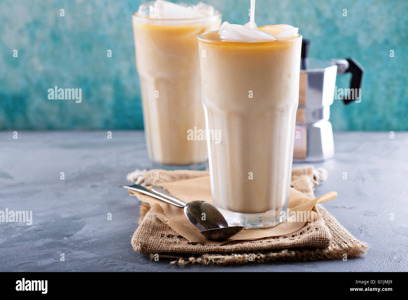 Eiskaffee mit Milch in hohe Gläser Stockfoto