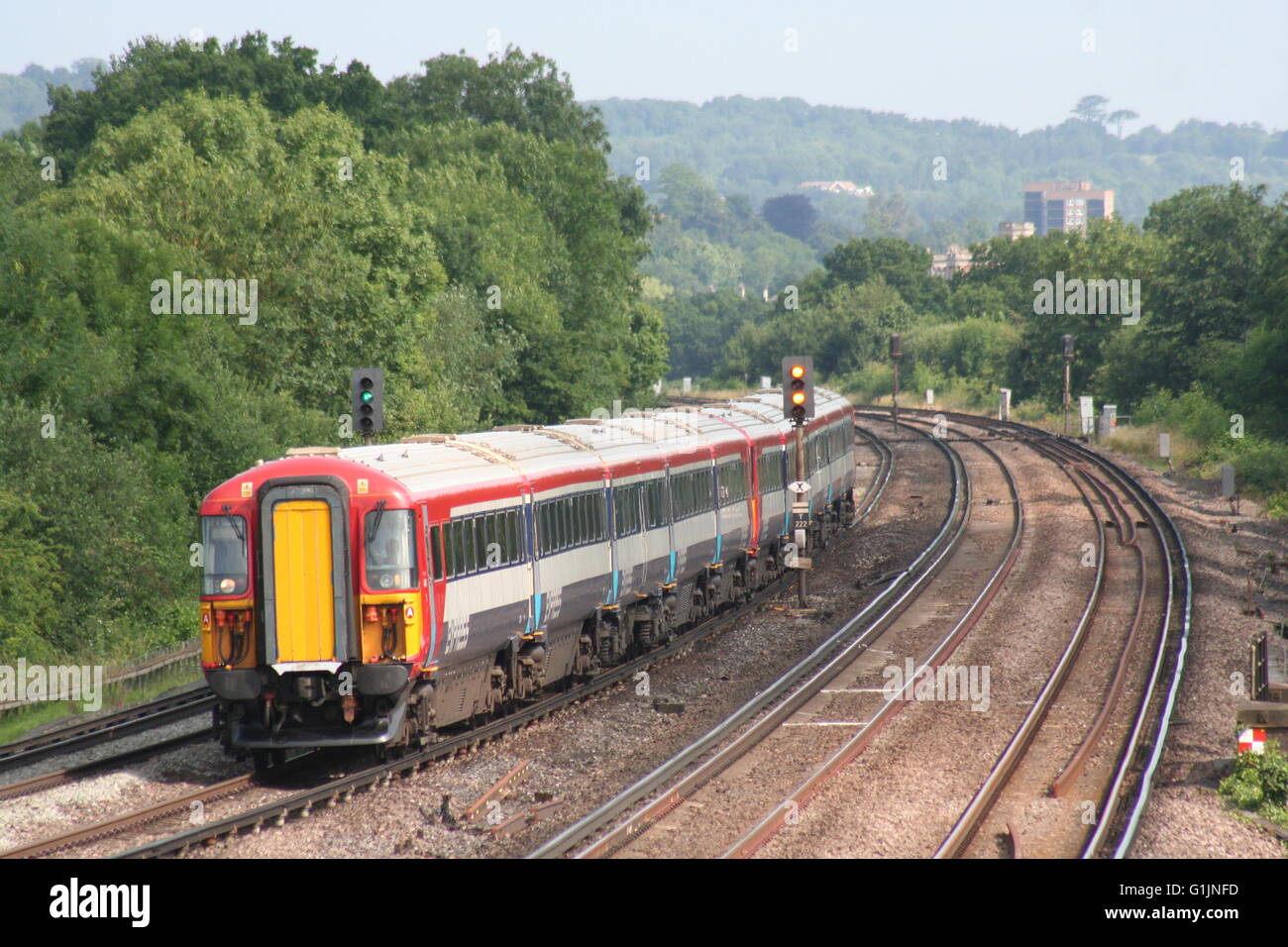 Klasse 442 in Richtung Süden am Salfords Stockfoto