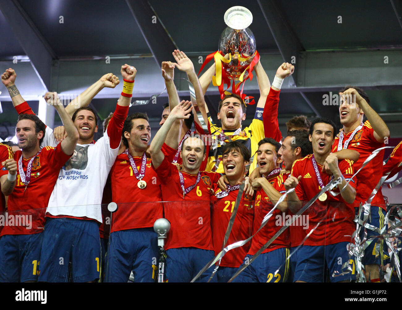 Kiew, UKRAINE - 1. Juli 2012: Spieler der spanischen Fußball-Nationalmannschaft feiert ihren Gewinn der UEFA-Europameisterschaft 2012 nach dem letzten Spiel gegen Italien im NSC Olympiastadion in Kiew Stockfoto
