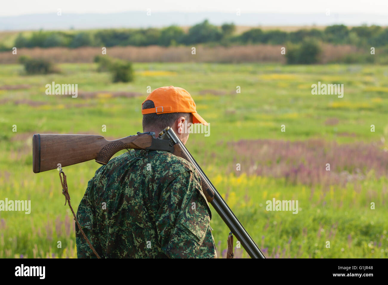 Männliche Jäger auf der Suche im Feld Stockfoto