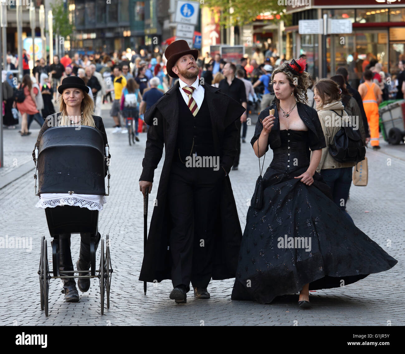 Gothic Festival (Gotik-Wave-Treffen) Leipzig, Deutschland, 13.-15. Mai  2016. Trio in viktorianischen Kleidung, eine Dame, die Kinderwagen schieben  Stockfotografie - Alamy