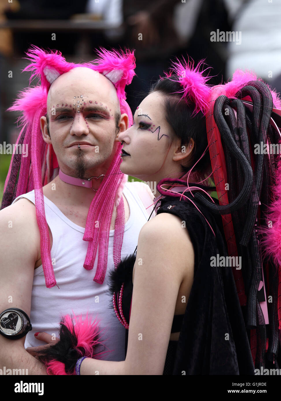 Gothic Festival (Gotik-Wave-Treffen) Leipzig, Deutschland, 13.-15. Mai 2016. Paar mit rosa und schwarzen Dreadlocks. Stockfoto