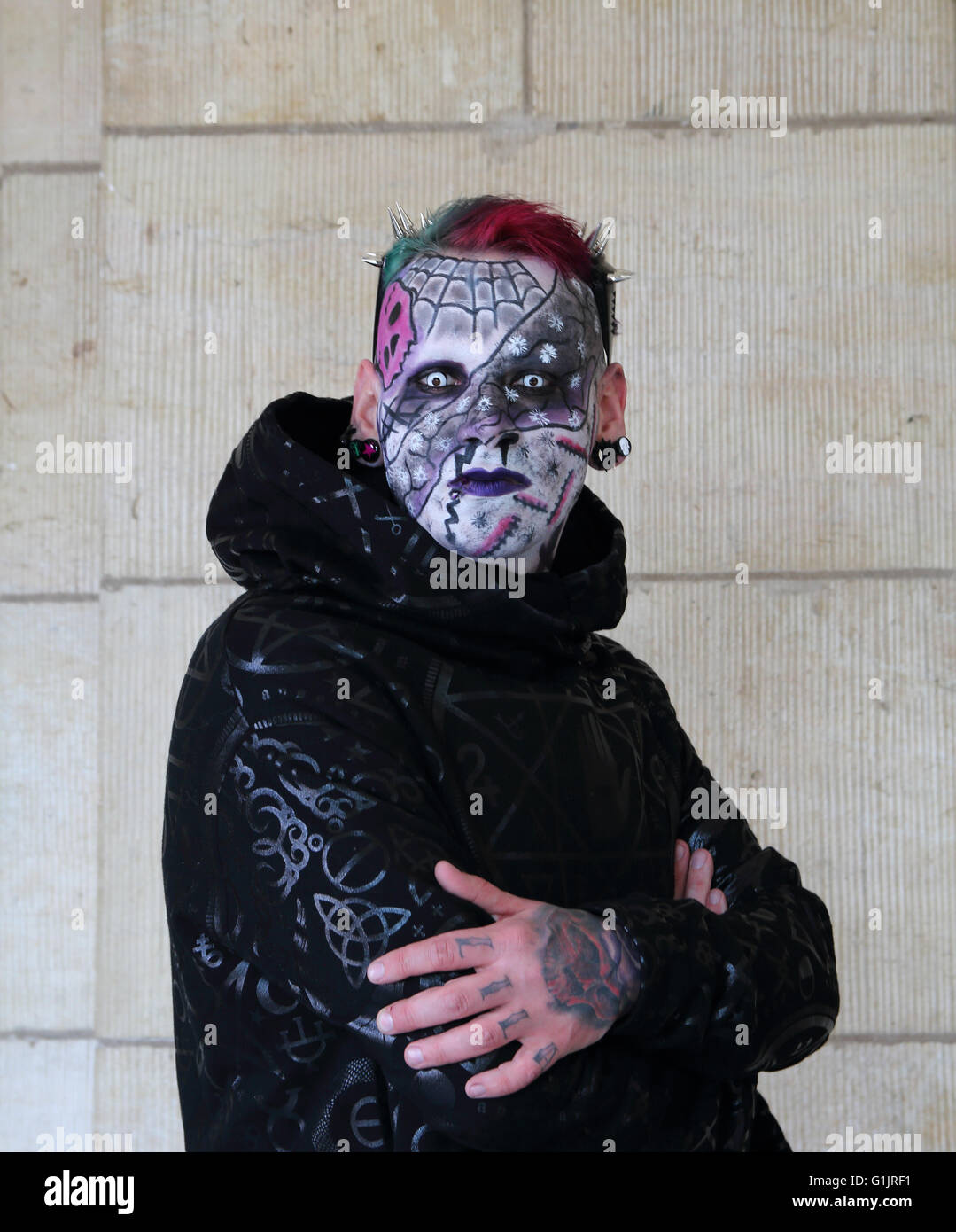Snger Mit Tattoo Im Gesicht